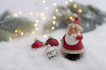 Fototapeta na wymiar Weihnachtsmann figur im Schnee