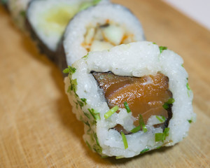 Sushi na bambusowej desce 