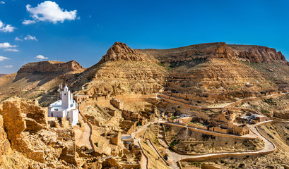 Panorama van Chenini, een versterkt Berberdorp in Zuid-Tunesië
