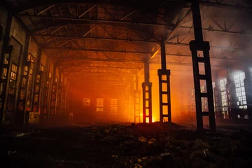 Foto auf Acrylglas Industriegebäude Feuer in der Fabrik. Durch Feuer verbranntes Industriegebäude