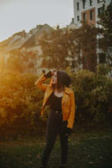 Fototapeta premium mujer con gorro al atardecer