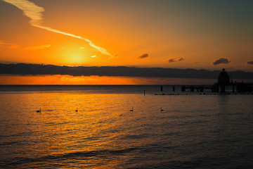 Rügen Sellin, Sonnenaufgang am Strand mit Schwänen und Wolkenband