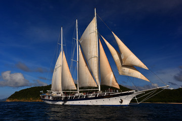 Fototapeta na wymiar Side view of sailing boat in cruise.