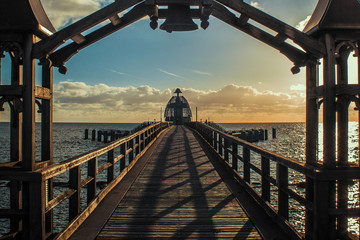 Sellin Rügen, Seebrücke mit Tauchglocke und Glocke bei Sonnenaufgang