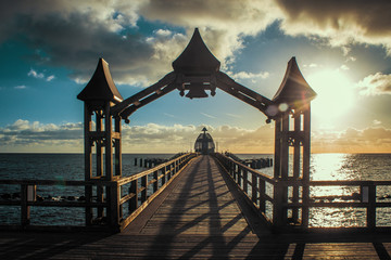 Sellin Rügen, Seebrücke mit Tauchglocke und Glocke bei Sonnenaufgang mit Lensflare