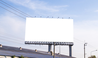 Obraz premium Blank billboard on the building with white space background for advertisement. 