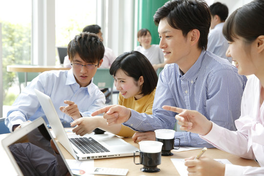 「大学生」の写真素材 | 12,458,576件の無料イラスト画像 | Adobe Stock
