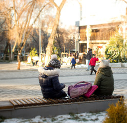 Obraz premium Children are sitting on a bench