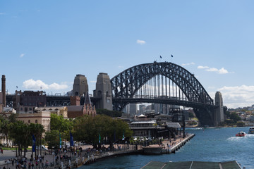 Hafen von Sydney mit der Sydney-Bridge im Hintergrund