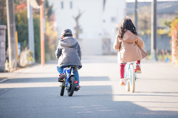 自転車に乗る子供