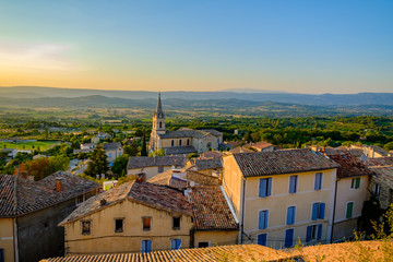 Village de Bonnieux, Provence, Luberon, France. Vue panoramique depuis le sommet du village en &eacute;t&eacute;. Coucher de soleil.