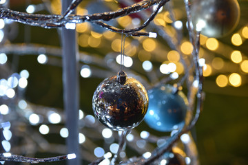 Boules de Noël et guirlandes électriques