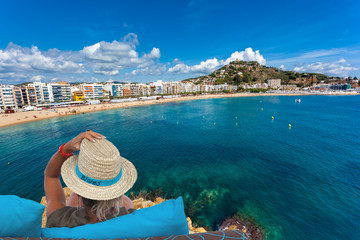 femme face à la ville de Blanes, Costa Brava, Catalogne, Espagne 