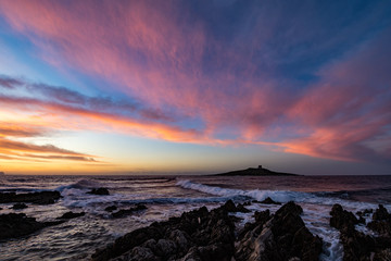 Sole che tramonta dietro l'isolotto di Isola delle Femmine, provincia di Palermo IT