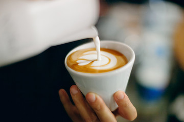 Cappuccino con latte art, schiuma a fiore