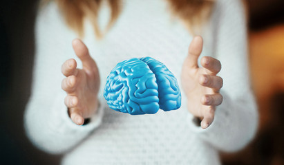 Cervello umano tra le mani, idea, concetto e pensiero