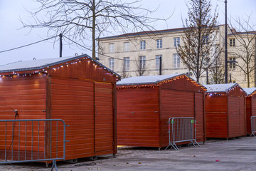Obraz premium Alignment of Christmas cottages, rear view, on the main square of downtown niort