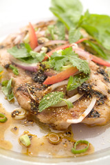 Nam tok mu es una ensalada de cerdo nativa de la región de Isan en el noroeste de Tailandia. Por supuesto, hay muchas recetas diferentes, pero la mayoría de ellas estarán de acuerdo en que un tocino a