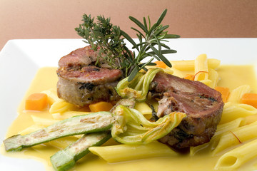 Macarrones con verdura y cordero