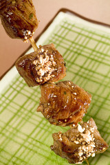 Pincho de buey con salsa de manis