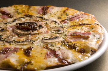 pizza de champiñones con crema de cebolla caramelizada