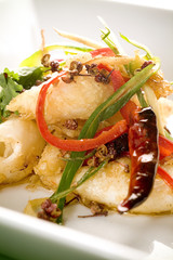 Merluza  rebozada con verdura picante