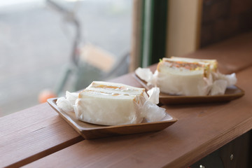 カフェのサンドイッチでランチ