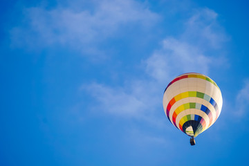 Fototapeta na wymiar Blue sky and hot air balloon　　青空と熱気球