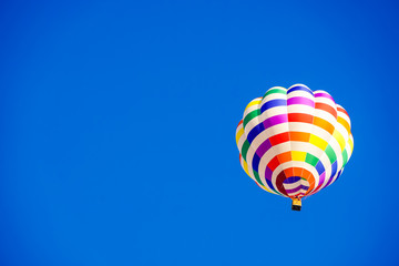 Blue sky and hot air balloon　　青空と熱気球