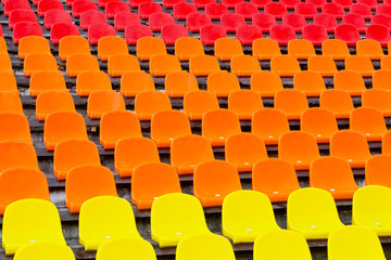 Fototapeta premium Wielokolorowe plastikowe krzesła na stadionie