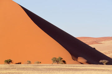 ockerfarbene Düne mit hartem Schatten.Where: Sesriem Canyon, Namibia.