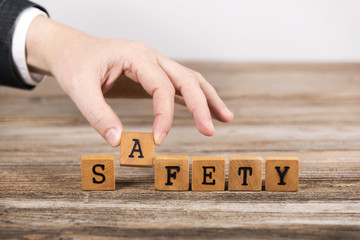 Lettere legno "Safety"
