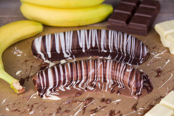 Schokobananen mit verschiedenen Schokoladen überzogen