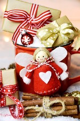 Fest der Liebe - kleiner Schutzengel mit Päckchen