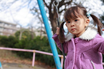 ブランコで遊ぶ幼児(3歳児)