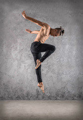Obraz na płótnie Canvas Man dancer, in beautiful dynamic jump action figure on the grung