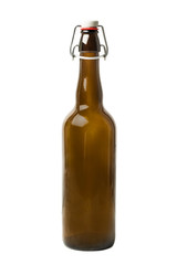 Botella de cristal sobre fondo blanco liso y aislado. Vista de frente y de cerca