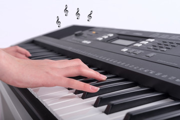 Fototapeta na wymiar Hände beim Spiel auf dem Keyboard