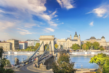 Fototapeta premium Beautiful view of the Basilica of Saint Istvan and the Szechenyi chain bridge across the Danube in Budapest, Hungary