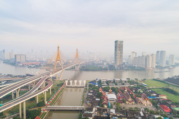 Obraz premium Landscape sunrise view of Bhumibol Bridge building background