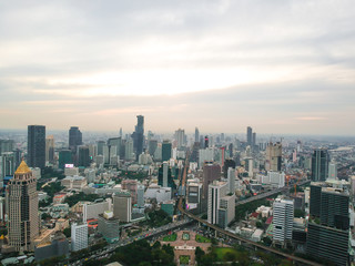 Fototapeta na wymiar Bangkok skyline with green park sunset