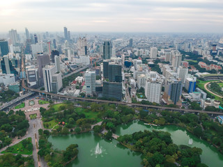 Fototapeta premium Panoramę Bangkoku z zachodem słońca w zielonym parku