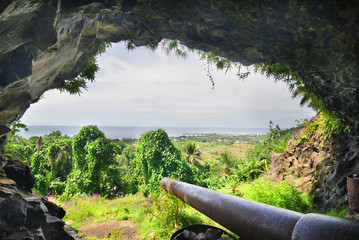 Japanese cannon from the period of the Second World War on the Micronesian Chuuk island
 - obrazy, fototapety, plakaty
