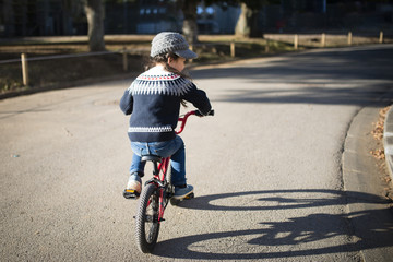 自転車に乗る女の子