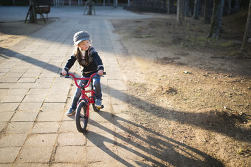 Naklejka premium 自転車に乗る女の子