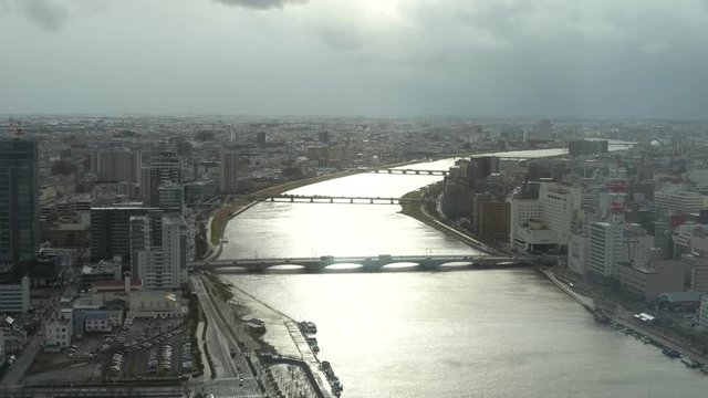 信濃川と新潟の街並み
