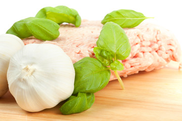 Minced meat with garlic and fresh basil