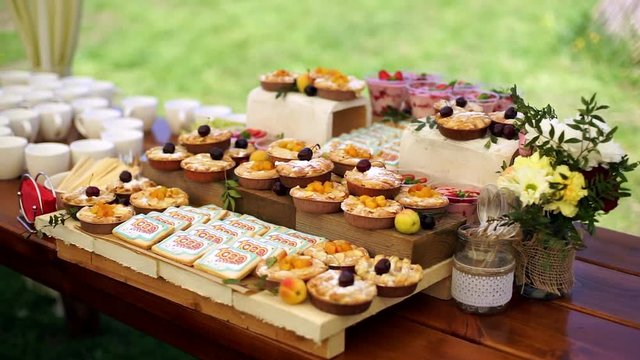 Cakes with fruit and biscuits.