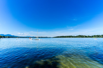 Schöner Sommertag am See mit blauem Himmel