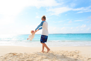Fototapeta na wymiar father and daugher play on tropical beach